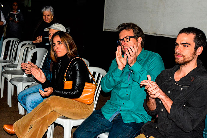 Glória Pires confere sessão especial do filme Nise no RJ