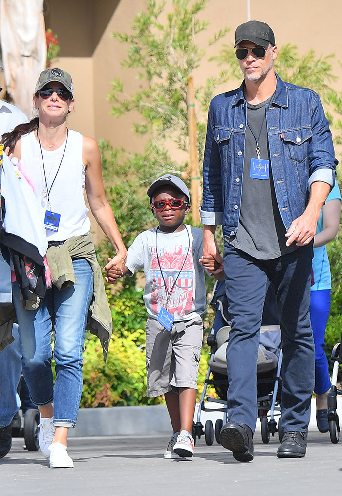 Sandra Bullock passeia com o filho pelo Universal Studios
