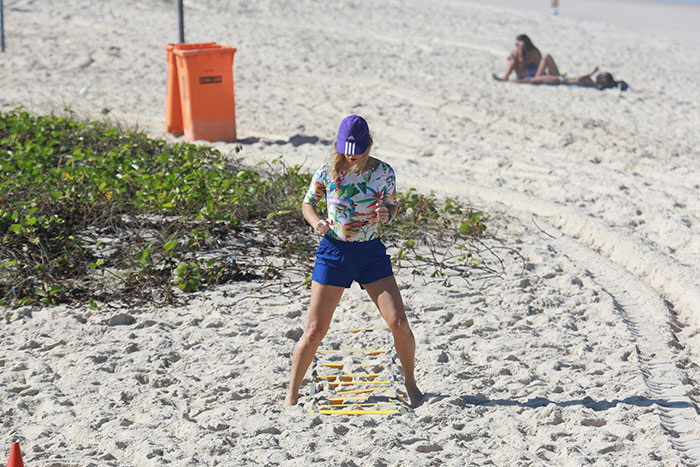 Christine Fernandes ostenta a boa forma em treino na praia