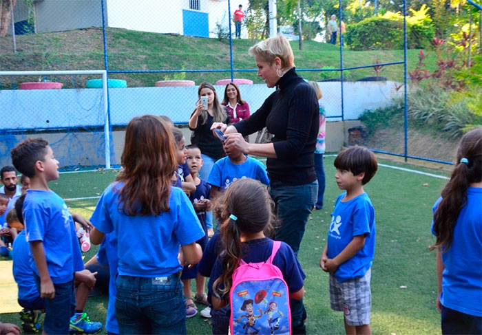 Xuxa fez questão de interagir com várias crianças presentes em sua Fundação