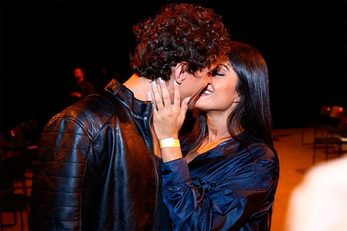Aline Riscado e Felipe Roque beijam muito em evento