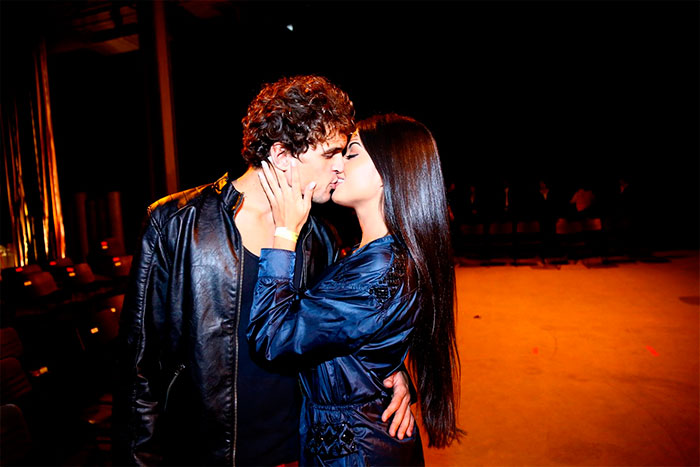 Aline Riscado e Felipe Roque beijam muito em evento
