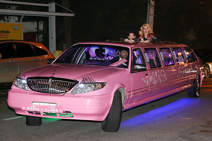 Família chegando de limousine