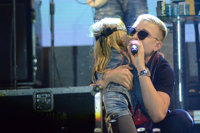  Mc Gui agita festa junina e recebe fã mirim no palco