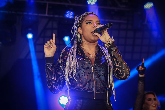 Ludmilla mostra gingado em show ao GRAACC