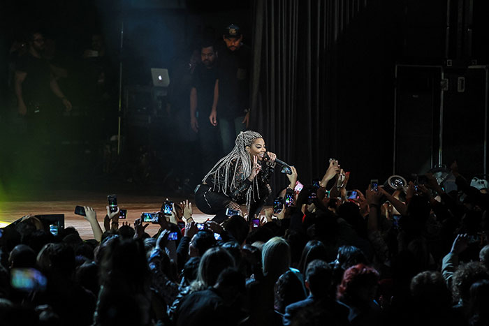 Ludmilla mostra gingado em show ao GRAACC