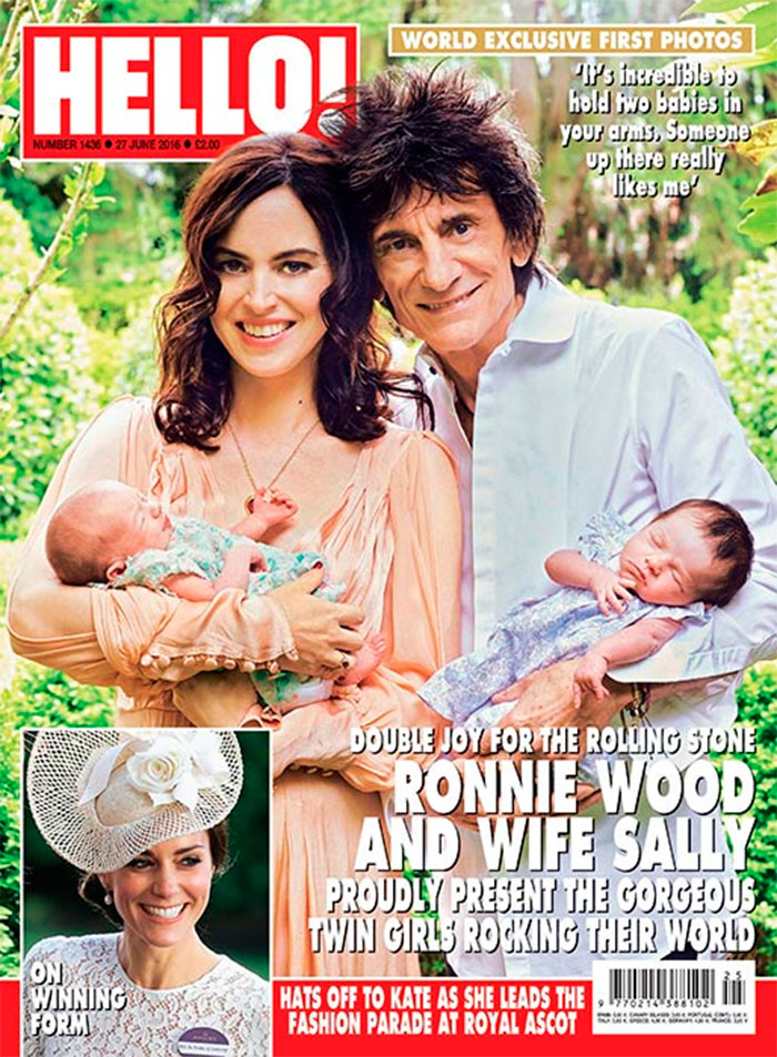 Com a esposa, Ron Wood apresenta as filhas gêmeas em revista