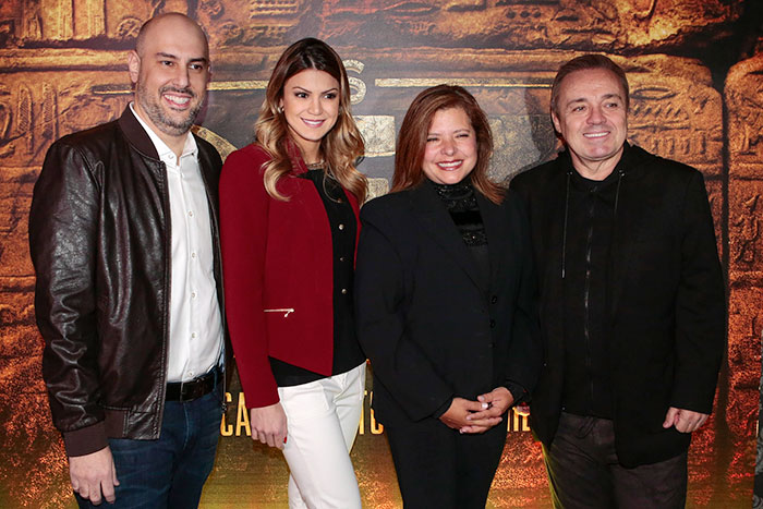 Vice-presidente de Jornalismo da Record, Douglas Tavolaro, e a esposa, Raissa Tavolaro, com Gugu e Rose Miriam Di Matteo