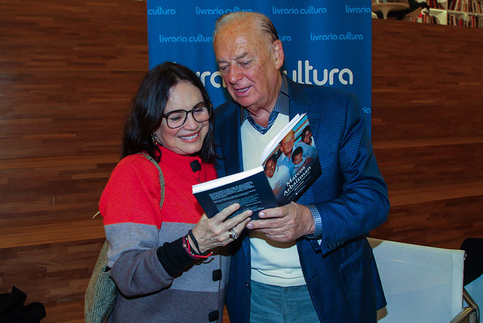 Regina Duarte aparece toda sorridente em lançamento