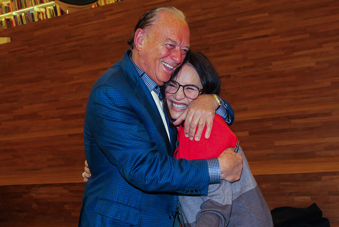 Regina Duarte aparece toda sorridente em lançamento