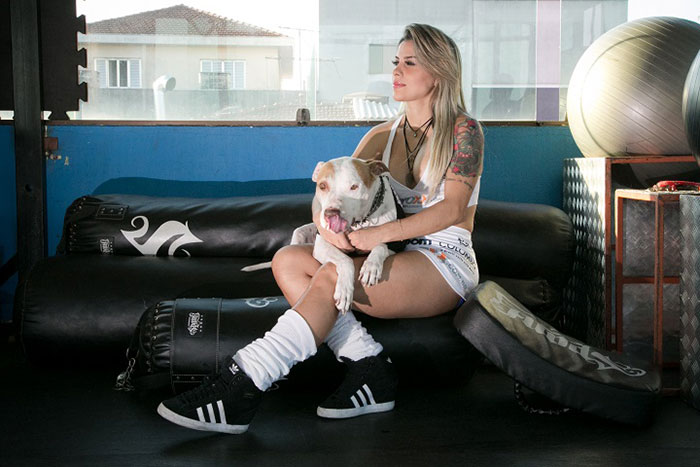 Vanessa Mesquita posa com seu pitbull e arrasa nos cliques