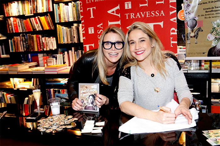 Fernanda Gentil lança livro e recebe carinho de fãs