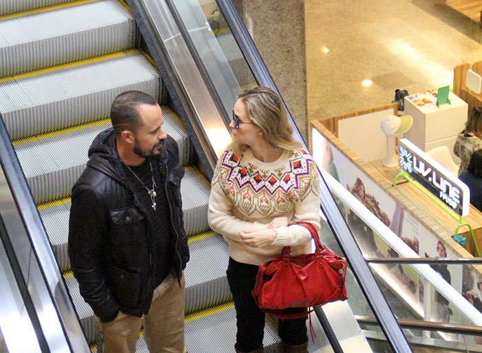 Fernanda Rodrigues e Paulo Vilhena passeiam em shopping