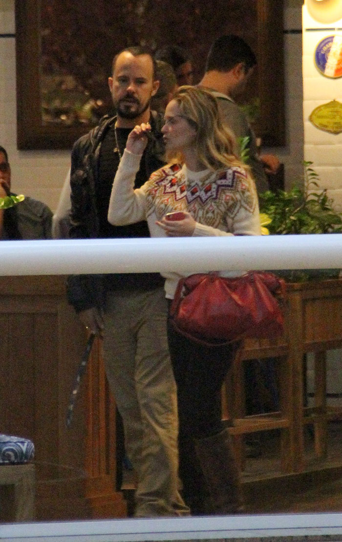 Fernanda Rodrigues e Paulo Vilhena passeiam em shopping