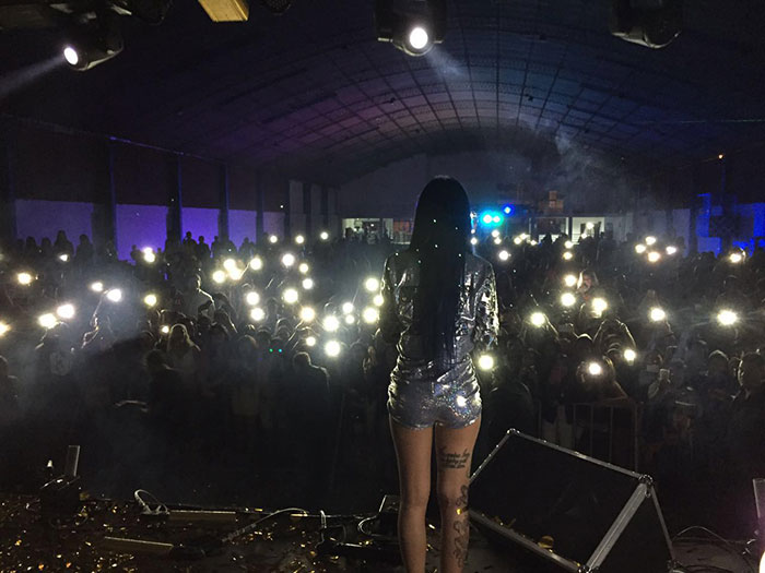  Tati Zaqui lota show na Bolívia e comemora sucesso 