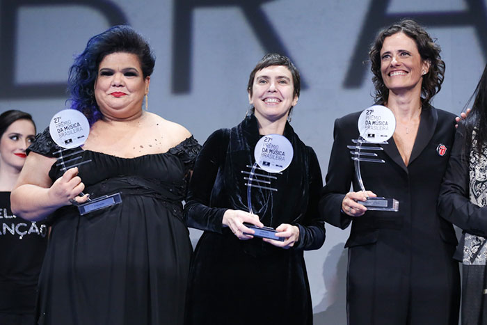 Zélia Duncan (à direita) posou para fotos com um dos troféus do evento 