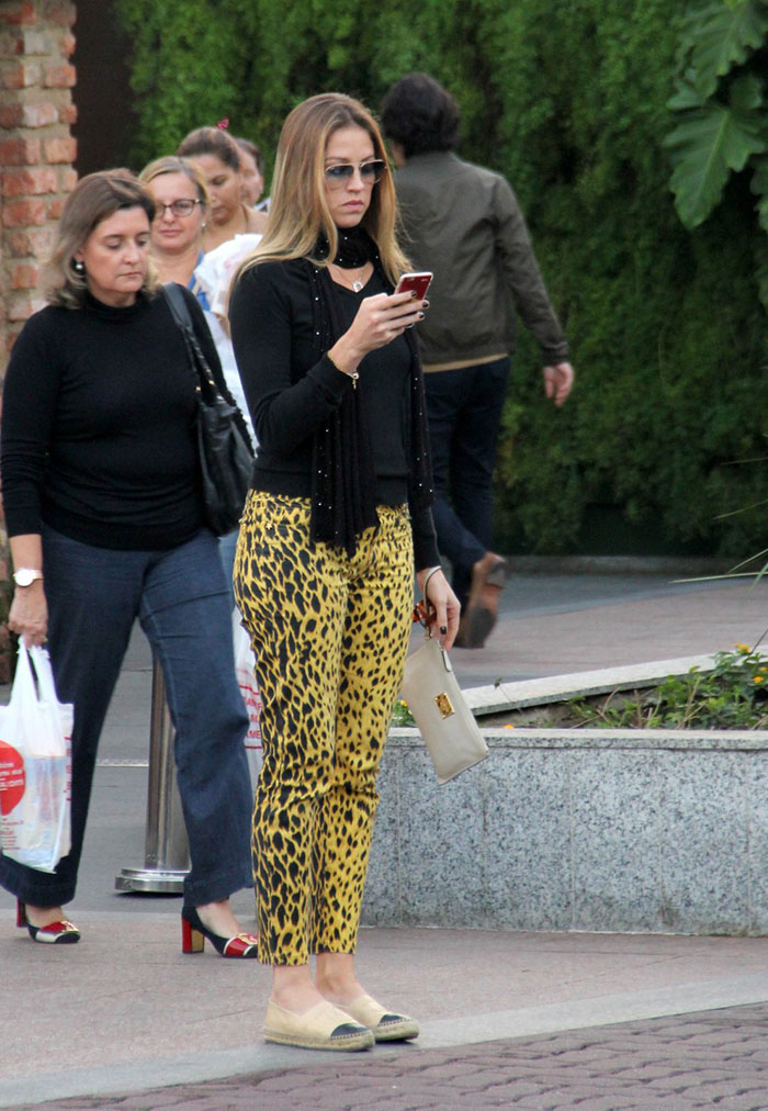 Luana Piovani chama atenção com look estampado em caminhada