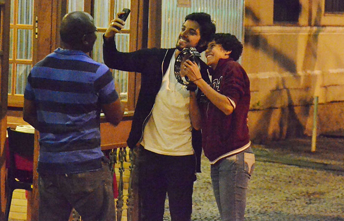 Rodrigo Simas bebe chopp com amigos e faz selfie com fãs