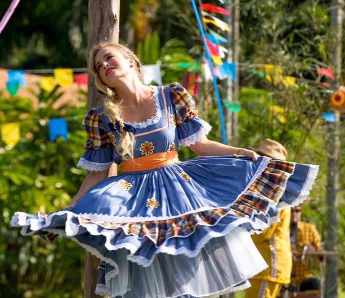  Angélica se veste de caipira para Festa Junina do Estrelas