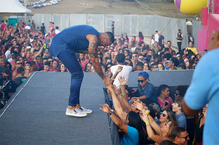  Léo Santana leva fãs ao delírio durante o São João baiano