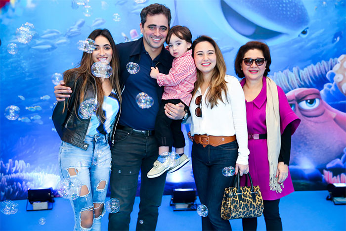 Adriane Galisteu se reúne com a família para conferir filme