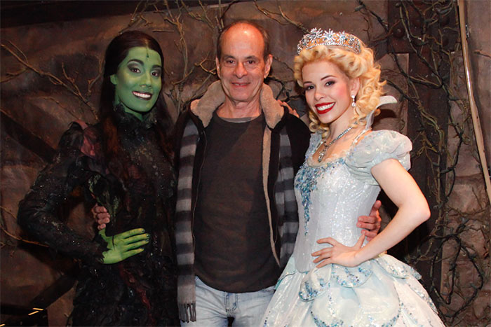 Ney Matogrosso prestigia o musical Wicked em São Paulo