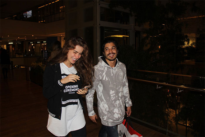 Douglas Sampaio e Rayanne Morais curtem romance em shopping