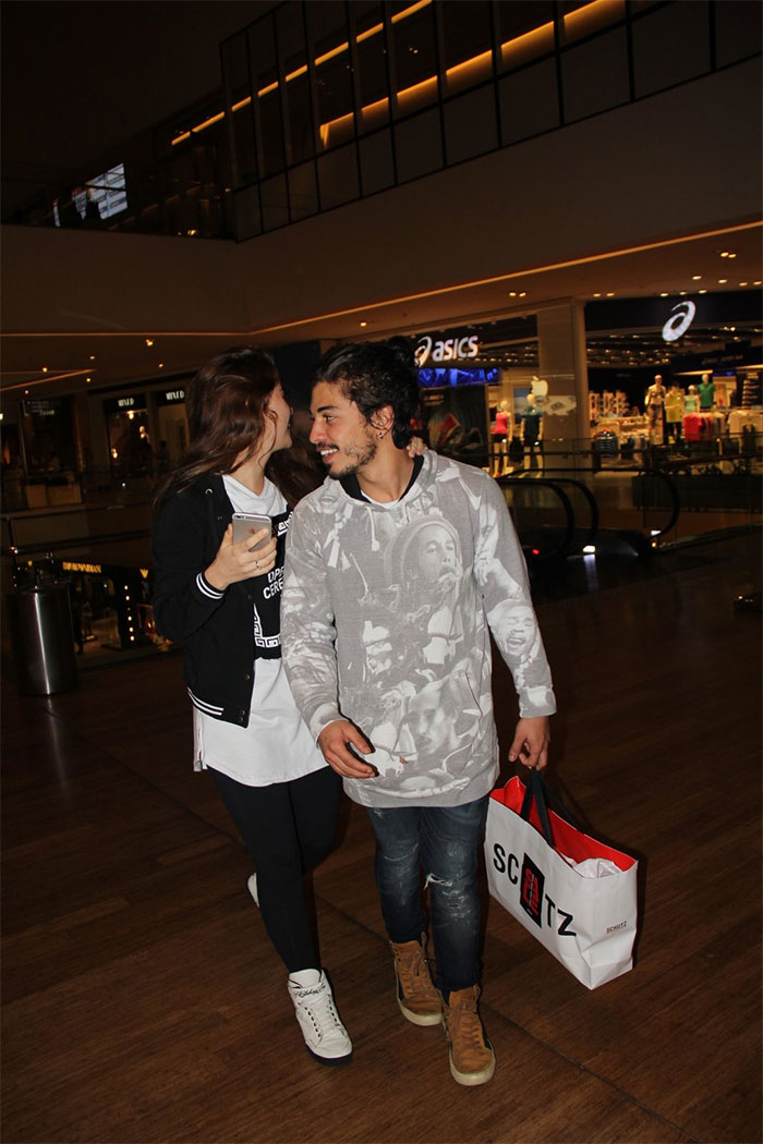 Douglas Sampaio e Rayanne Morais curtem romance em shopping
