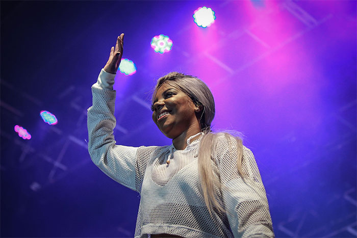  Ludmilla abusa da transparência para show em São Paulo