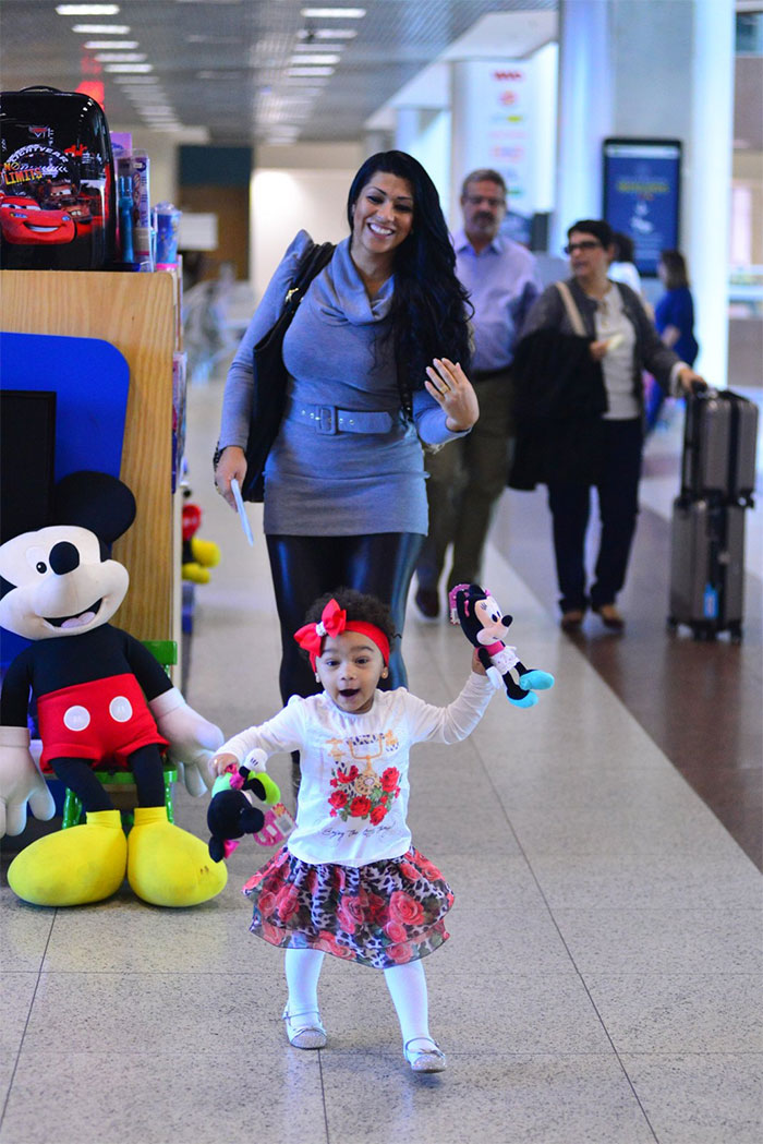 Filha de Naldo Benny rouba a cena ao viajar com a mãe