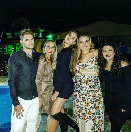 Solteira, Camila Queiroz comemora aniversário com amigos