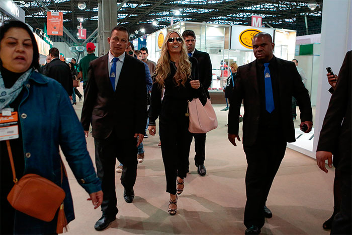 Adriane Galisteu esbanja elegância em evento em São Paulo