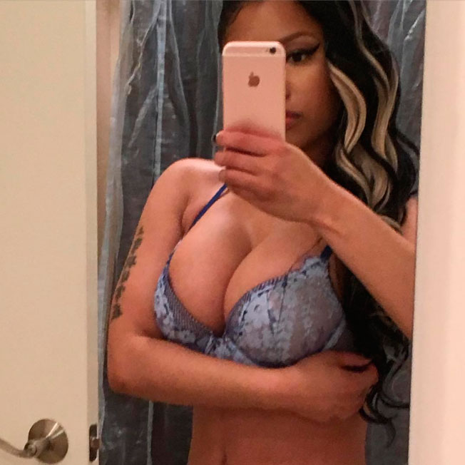 Era só para mostrar a lingerie nova, né Nicki?