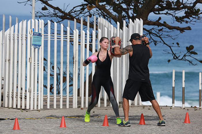 Susana Werner usa praia da Barra para treino de boxe