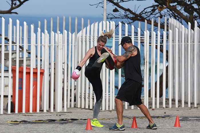 Susana Werner usa praia da Barra para treino de boxe