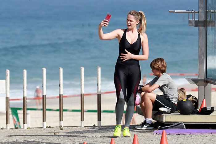 Susana Werner usa praia da Barra para treino de boxe