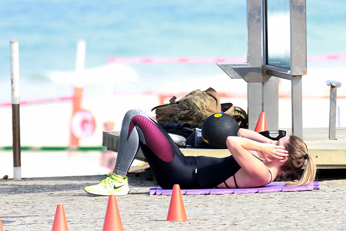 Susana Werner usa praia da Barra para treino de boxe