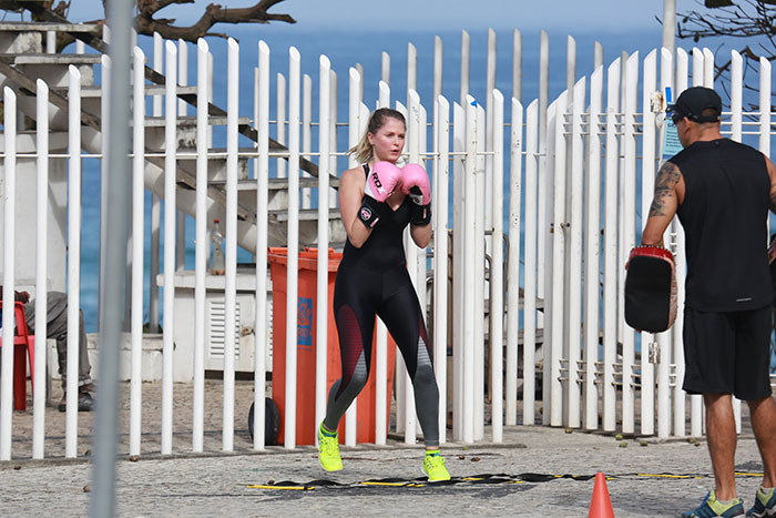 Susana Werner usa praia da Barra para treino de boxe