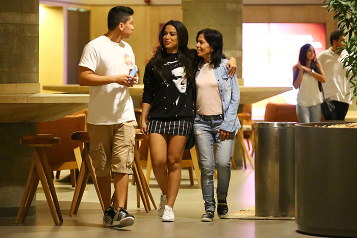 Anitta curte cinema e faz passeio com a mãe em shopping