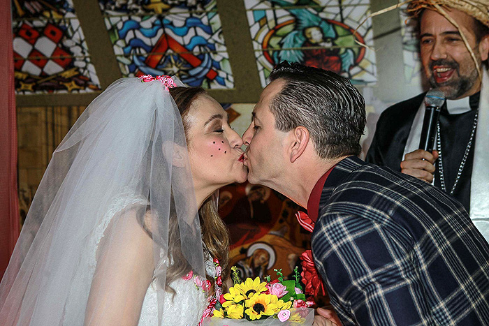 Sonia Abrão e Celso Zucatelli se casam em festa junina