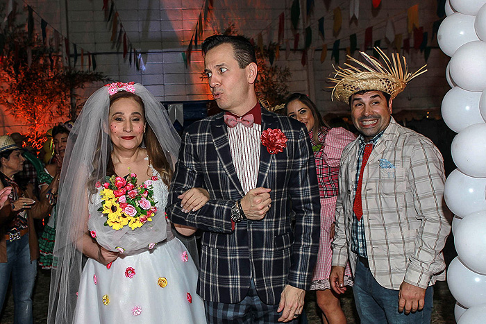 Sonia Abrão e Celso Zucatelli se casam em festa junina