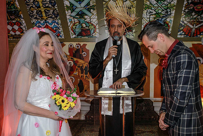 O Padre Jorge Lordello abençoa o casal Sônia Abrão e Celso Zucatelli