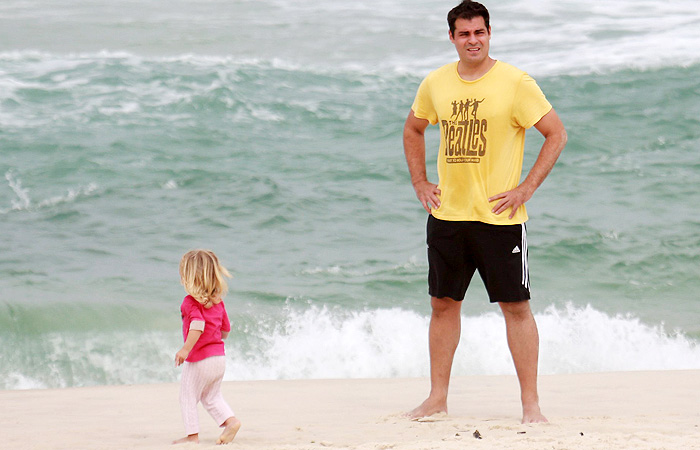Thiago Lacerda se diverte com a filha em praia carioca