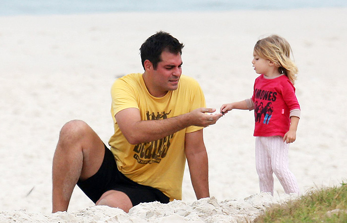 Thiago Lacerda se diverte com a filha em praia carioca