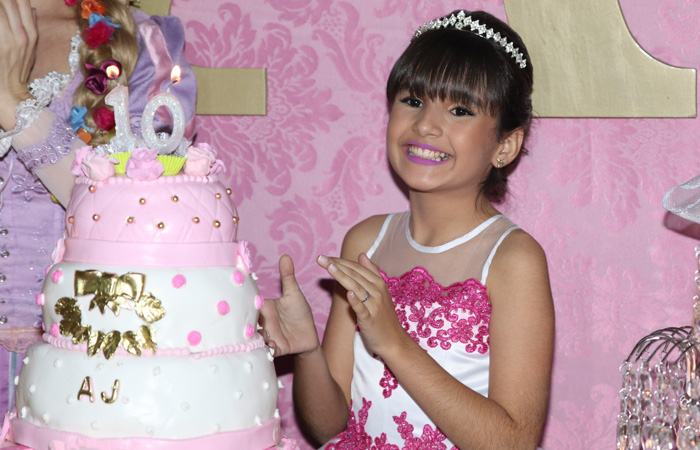Apresentadora Ana Julia Souza festeja 10 aninhos