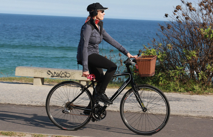 Christiane Torloni curte passeio de bike na Barra da Tijuca