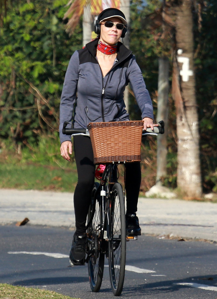Christiane Torloni curte passeio de bike na Barra da Tijuca