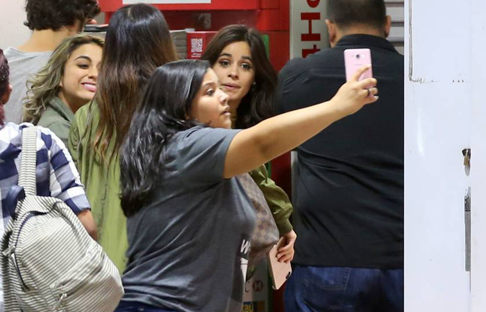 Meninas do Fifth Harmony são tietadas em ‘paradinha’ no Rio