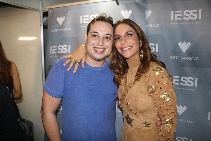 Ivete Sangalo e Wesley Safadão são tietados em show na Bahia