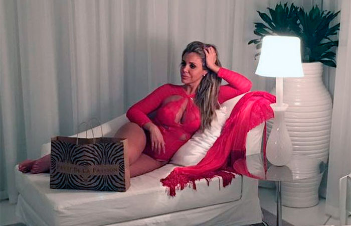 Renata Banhara mostra corpaço de lingerie vermelha